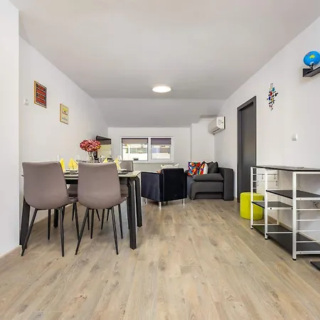 アパート Top-floor Flat With Balcony By Flat Manаger