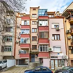 Апартаменты Top-floor Flat With Balcony By Flat Manаger