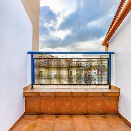 Apartman Top-floor Flat With Balcony By Flat Manаger *