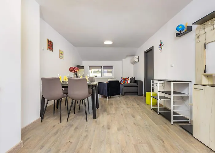 Apartamento Top-floor Flat With Balcony By Flat Manаger